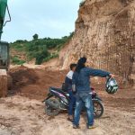 Selamet Pengusaha Galian Diduga Menggali Tanah Sengketa Yang di klaim Pemiliknya Yayasan Budi Luhur Surabaya