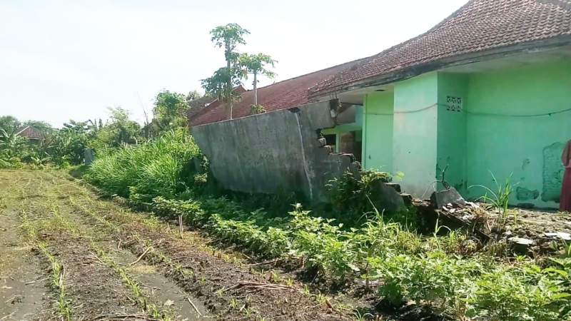 LSM Soroti Pagar Tembok SMPN 2 Lengkong Nganjuk Yang Roboh