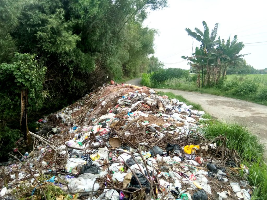 Gunungan Sampah Liar Meluber di Bantaran Sungai di Desa Gemenggeng Rejoso, Disinyalir Luput Dari Penanganan