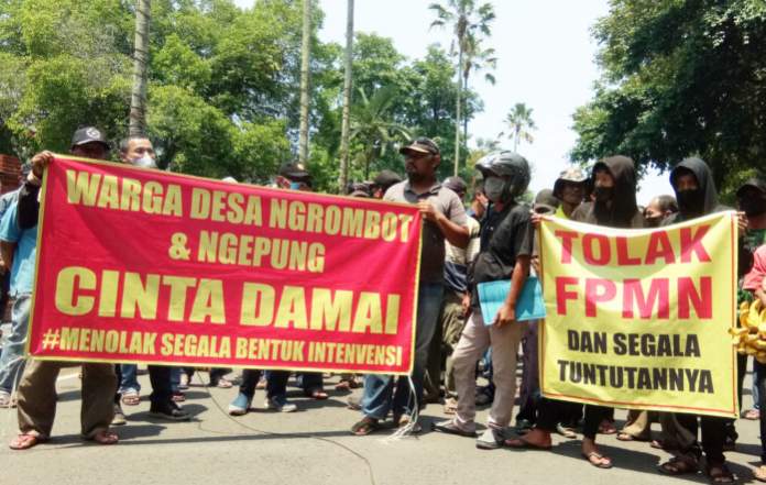 Diduga Demo Tandingan, Dua Kelompok Masyarakat Unjuk Rasa di Depan Kantor Bupati Nganjuk