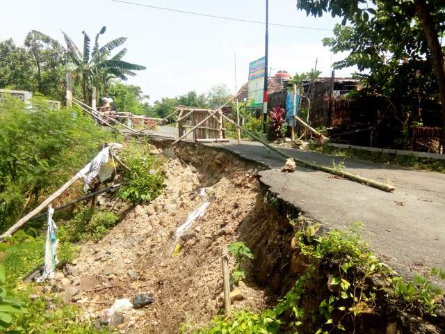 Aspal Badan Jalan Desa Kedungdowo Nganjuk Tergerus Longsor, BPBD : Butuh Penanganan Permanen dan Khusus