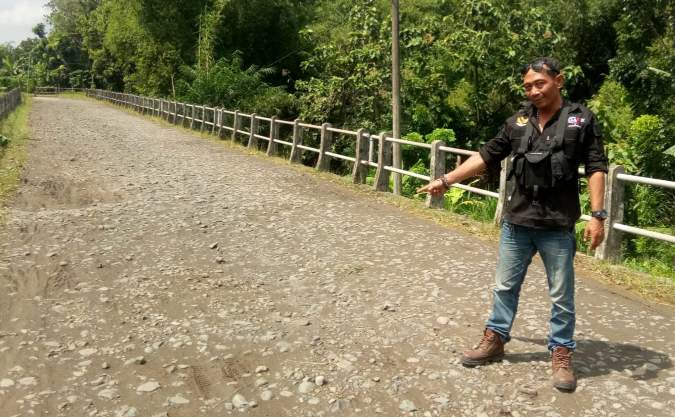 Miris, Sejak 1981 Hingga 2022 Jembatan Desa Jintel Rejoso Belum Tersentuh Aspal
