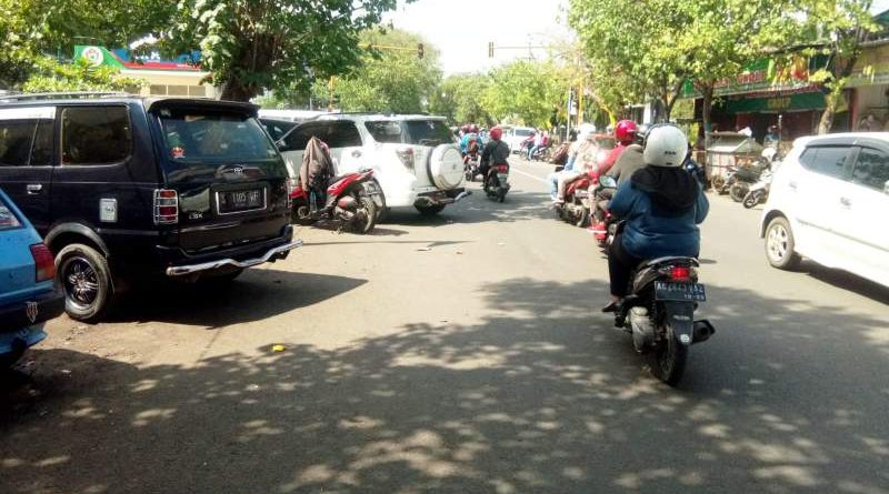 Jalan Dr. Sutomo RSD Nganjuk Parkiran Tampak Semerawut Hingga Memakan Badan Jalan, Pengguna jalan mengeluh