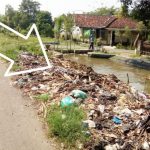 Gunungan Sampah Liar di Bahu Jalan Dusun Semek Bukur Patianrowo Nganjuk Menjadi Pemandangan Tidak Sedap