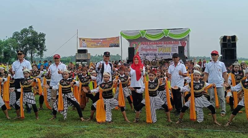 Meriahkan HUT ke-77 PGRI, Bupati Ikfina Disambut Tari Remo Siswa-Siswi SD Negeri Se-Kecamatan Kemlagi Kab.Mojokerto
