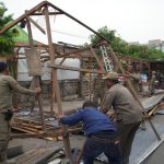 Lapak Pedagang Diatas Trotoar Pasar Tanjung Anyar Ditertipkan, Satpol PP Pedagang Bahu Membahu