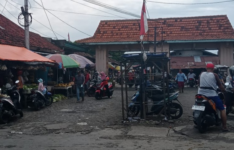 Parkir Motor di Depan Pintu Barat Pasar Pandaan, Begini Tanggapan Kepala Pasar