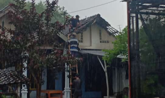 Hujan Deras Disertai Angin Kencang Di Dusun Wonokoyo Curahmalang Jombang, 15 Rumah Atap Genting Pada Runtuh