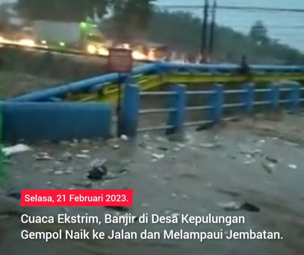 Cuaca Ekstrim, Banjir di Desa Kepulungan Gempol Naik ke Jalan dan Melampaui Jembatan