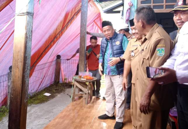 Kunjungi Korban Longsor, Wabup Tunjuk Dinas Perkim untuk Lakukan Perbaikan