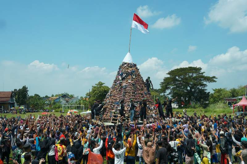 Ruwah Desa Paling Unik di Mojokerto, Gunungan Ribuan Sandal Jadi Rebutan Pengunjung