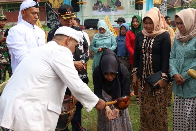 Sedekah Bumi Desa Kembangbelor Pacet yang Dikemas “Festival Paras Beswara”, Kirab Budaya Iringi Prosesi