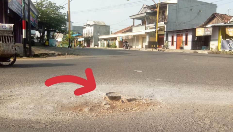 Pengguna Jalan Mengeluh, Portal Besi Bekas Baliho di Pertigaan Jalan Raya Watudandang Prambo Dituding Membahayakan