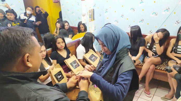 480 Mukena untuk Pekerja Malam, Gus Muafi: Mereka Masih Bisa Mendekatkan Diri kepada Tuhan