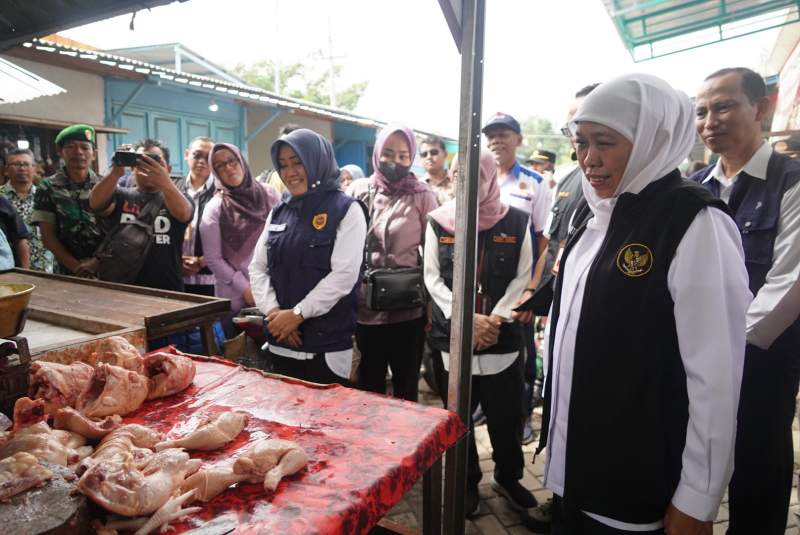 Pastikan Harga Kebutuhan Pokok Aman, Gubernur Jatim Sidak Harga Sembako di Pasar Mojokerto