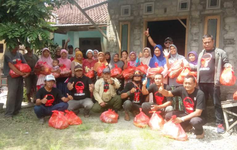 Ramadhan Berkah, Komunitas Combro Group Tebar Paket Sembako dan Bingkisan Untuk Para Kaum Dhuafa