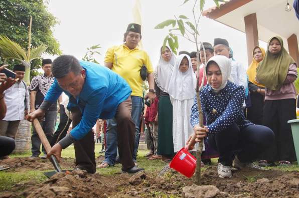 Menjaga Keberlanjutan Dari Alam, Wali Kota Mojokerto Tanam 100 Pohon Mangga di Alun-alun Kota