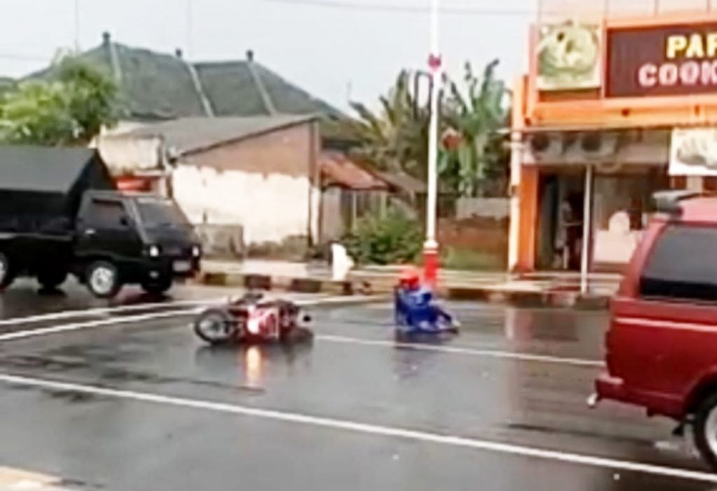 Viral !!, Pemotor Jatuh di Jalan A.Yani Nganjuk Saat Melintasi Speed Bump