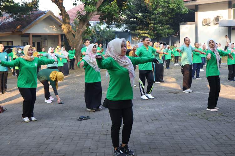 Bupati Ikfina Senam Bareng Pegawai Dinkes Kabupaten Mojokerto
