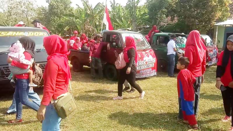 Ratusan Warga Desa Putukrejo Loceret Nganjuk Sambut Kedatangan Ganjar Pranowo