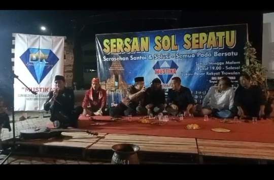 Pasar Rakyat Trowulan Gelaran Acara Seni Dengan Tema ‘SERSAN SOL SEPATU’