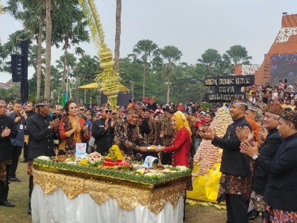 Puncak Hari Jadi Kota Mojokerto Ke-105 Sajikan Tumpeng Raksasa dan 31 ribu Porsi Makan Gratis serta Penampilan Farel Prayoga