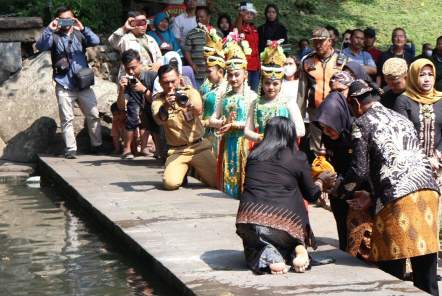 Kembangkan Budaya, Bupati Mojokerto Ikuti Prosesi Unduh-Unduh Patirtan Jolotundo 2023