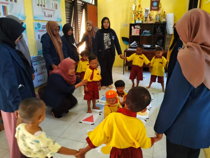 Mahasiswa KKN UNIWARA 2023 Berikan Bantuan dan Bimbingan Belajar di PAUD Sekar Delima