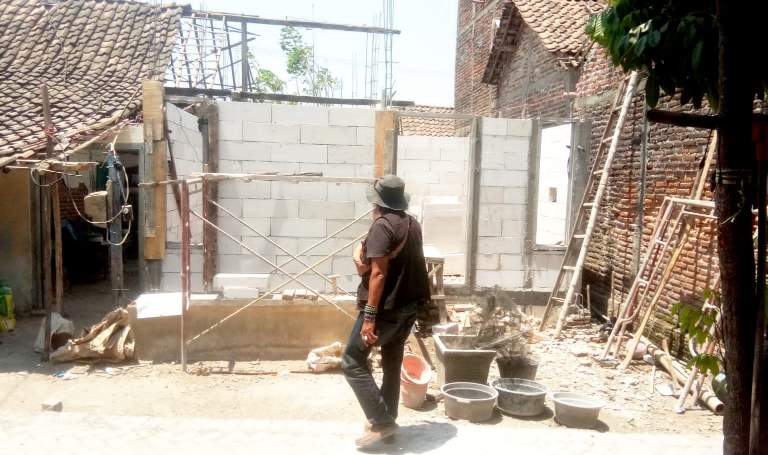 Dilandasi Niat Tulus dan Ikhlas, Aktivis Tanjunganom Nganjuk Telah Melakukan Bedah Rumah Penyandang Disabilitas Secara Pribadi