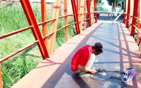 Tanggapi Keluhan Warga, Dinas PUPR Nganjuk Tambal Plat Besi Jembatan Merah Ganungkidul Nganjuk