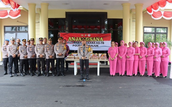 Polres Nganjuk Bersama Pengurus Bhayangkari Cabang Nganjuk Melakukan Anjangsana ke Anggota dan Purna Polri yang Sakit