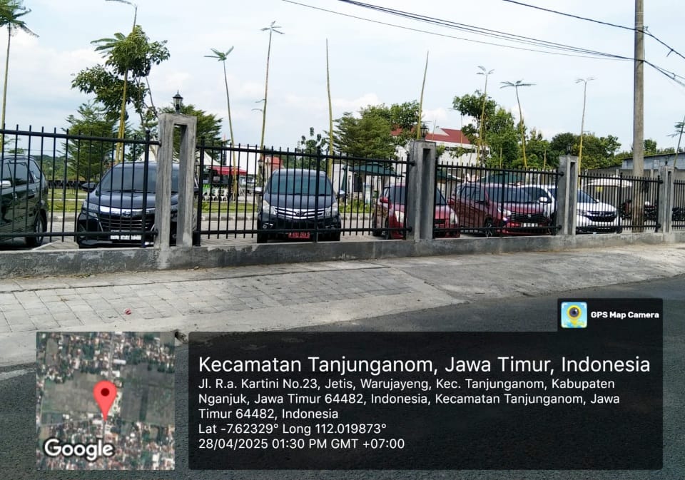 Jam Kerja Mobil Plat Merah Milik Pemdakab Nganjuk Terlihat Santai Nongkrong di Caffe, ini Nopolnya