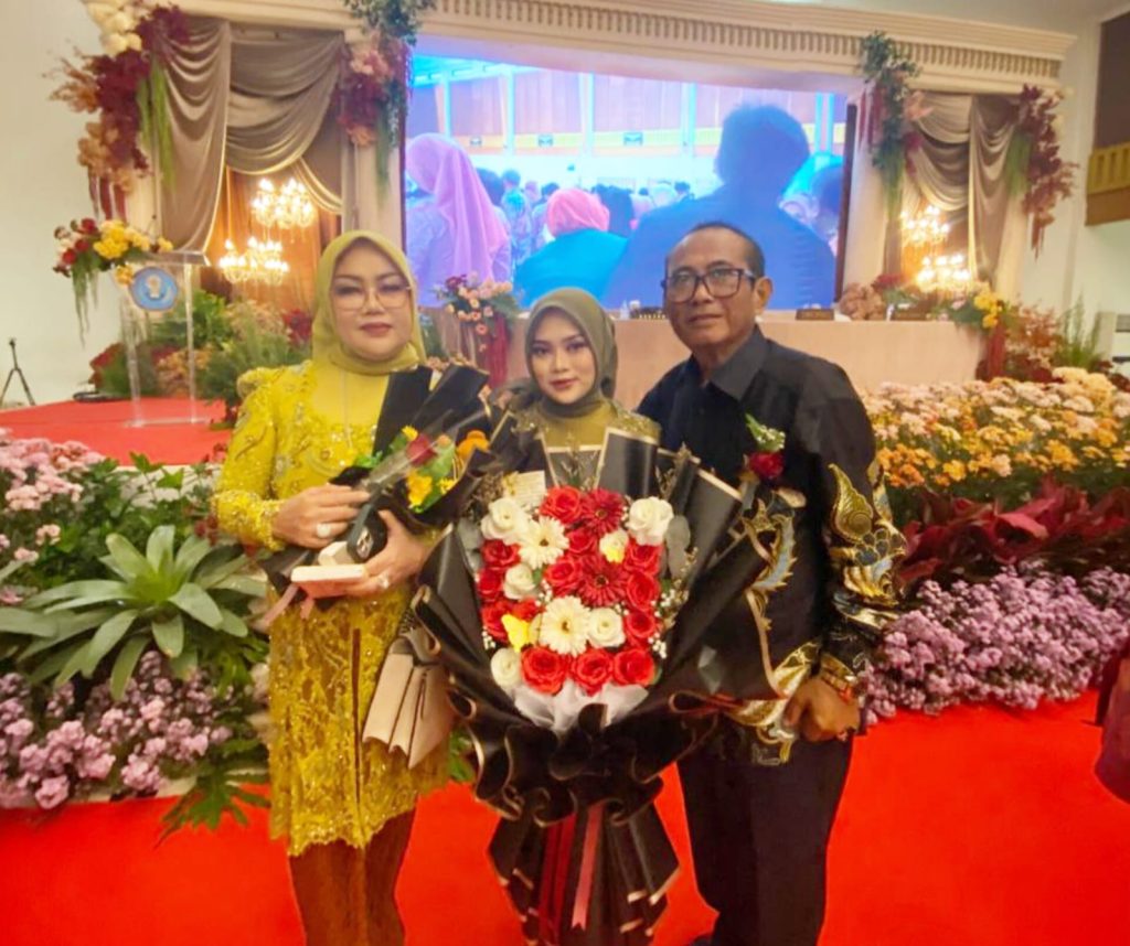 Putri Anggota DPRD Nganjuk Sukses Menerima Pelantikan dan Pengambilan Sumpah Dokter dari Fakultas UHT Sidoarjo Jatim