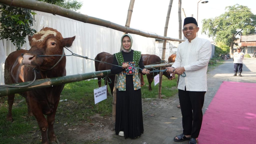 Momen Idul Adha 2025, Pemkot Mojokerto Serahkan 18 Hewan Korban