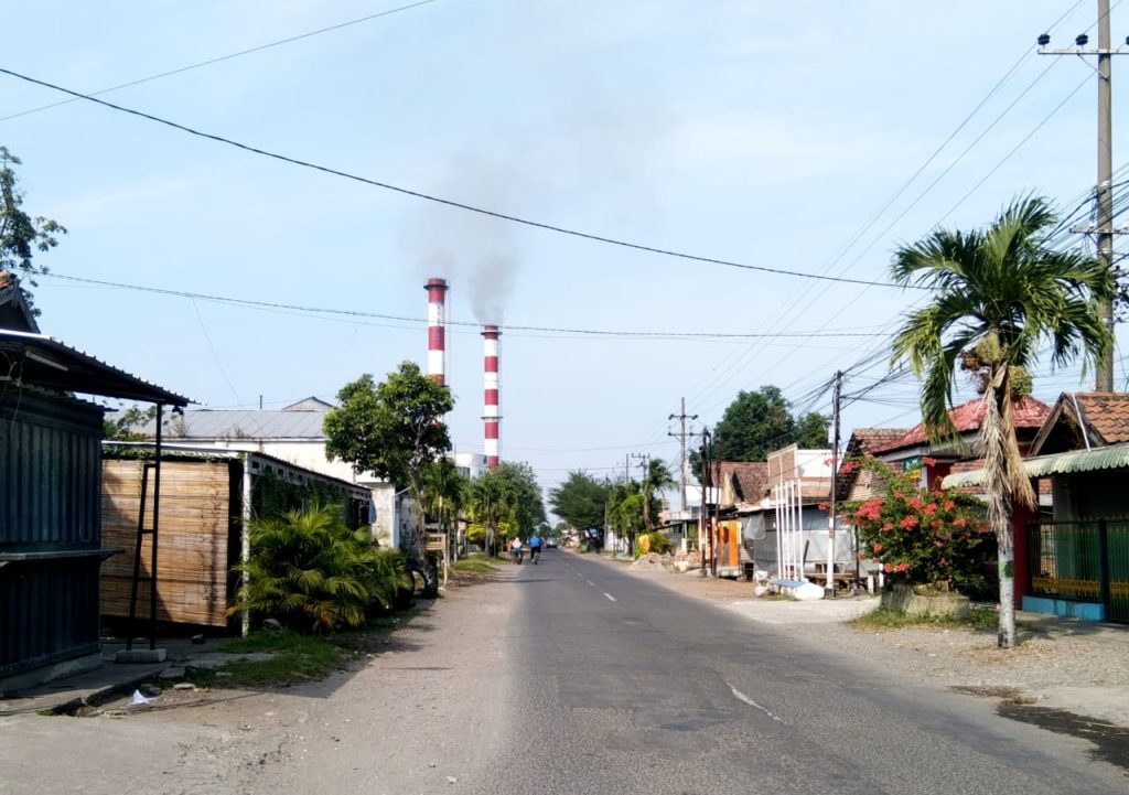 Butiran Debu Hasil Limbah Usaha Giling di Patianrowo Nganjuk, Ancam Pengguna Jalan Umum