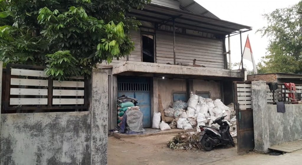 Gudang Besar Keluarkan Bau Tidak Sedap, Warga Sonosari Desa Kertosari Kutorejo Dibuat Resah