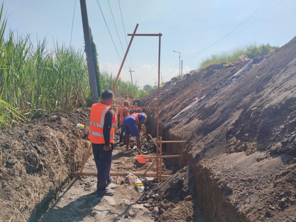Kebut Pengerjaan betonisasi dan pelebaran jalan Modopuro-Laminggir, Kabupaten Mojokerto, Aktivitas Warga Tetap Berjalan