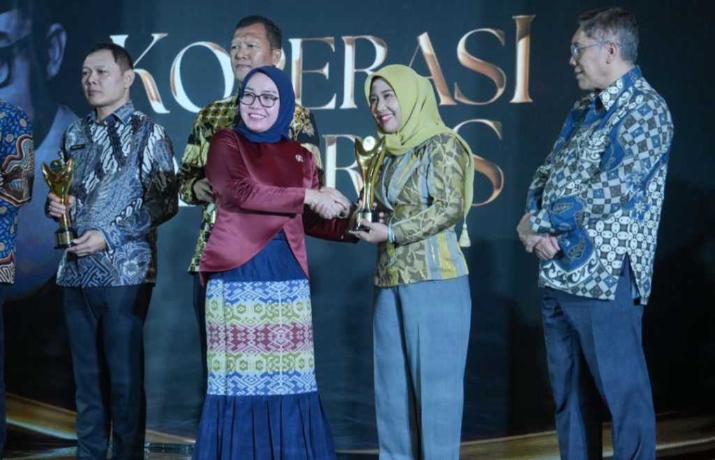 Pemkot Mojokerto Raih Penghargaan dari Menkop RI, Kiprah Ning Ita Terbukti Nyata