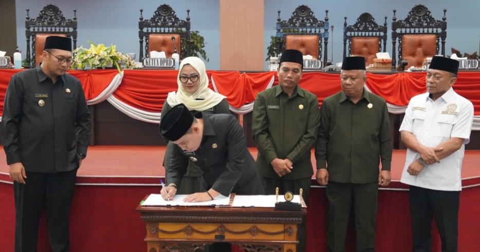 Rapat Paripurna, Bupati Mojokerto Tandatangani Kesepakatan KUPA dan Perubahan PPAS 2026